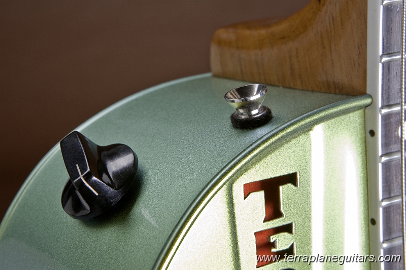 Tone_Regulator.jpg - Vintage daka-ware stove knob to the left of the strap button regulates tone.