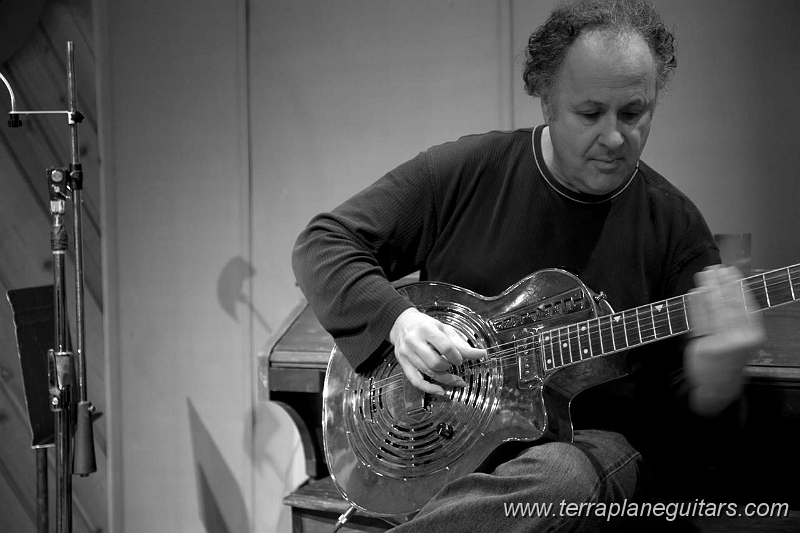 Arlen_Roth.jpg - Arlen Roth with the Terraplane Resonator Guitar.